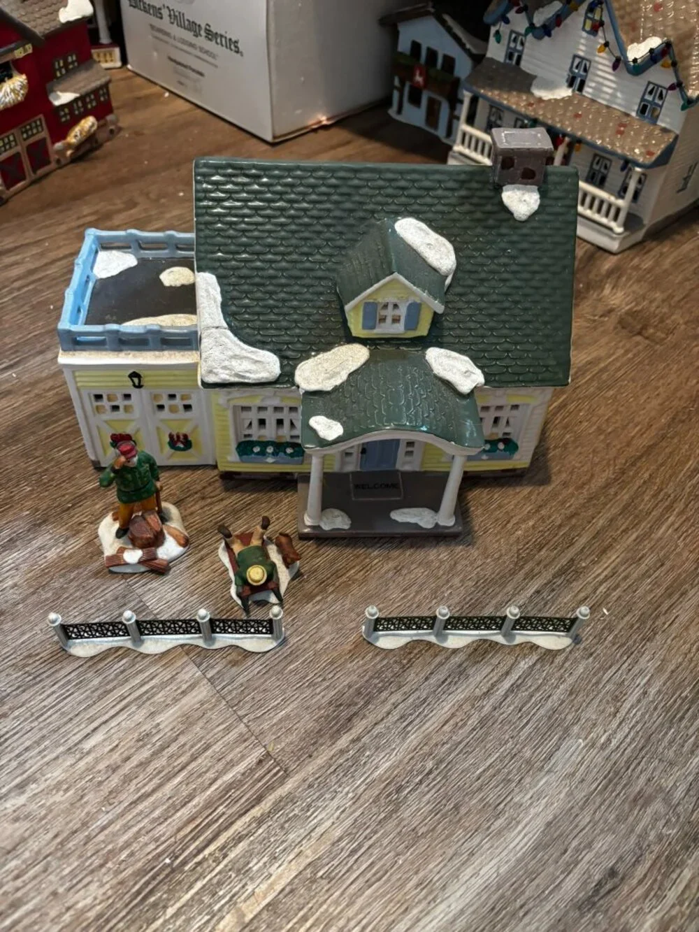 Department 56 Christmas village light up building North Creek Cottage